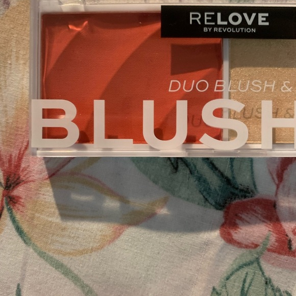 Revolution Relove Duo Blush Palette - Red and Gold - Picture 2 of 3